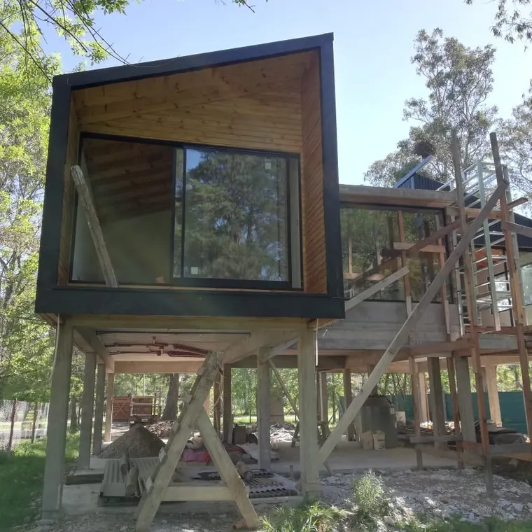 Uno de los volúmenes en construcción, con los puntales de madera todavía puestos
